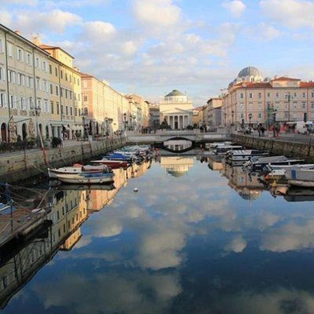 https://pixabay.com/de/photos/triest-kanal-himmel-tr%C3%BCbung-353912/